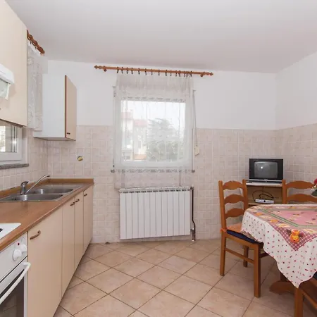 2 Bedroom Cozy Apartment In Pula