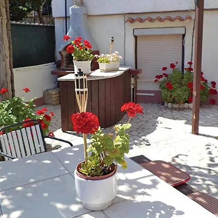 2 Bedroom Amazing Apartment In Pula Apartman