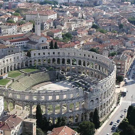 Apartman 2 Bedroom Amazing Apartment In Pula